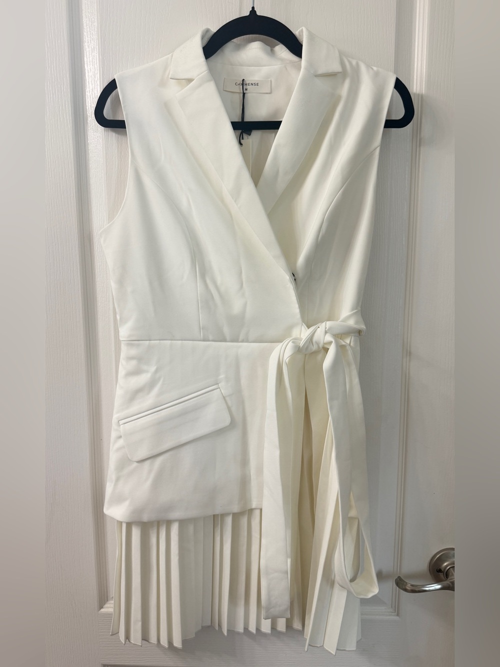 Commense Off-white Belted Pleated Sleeveless Blazer Dress - Picture 2 of 5